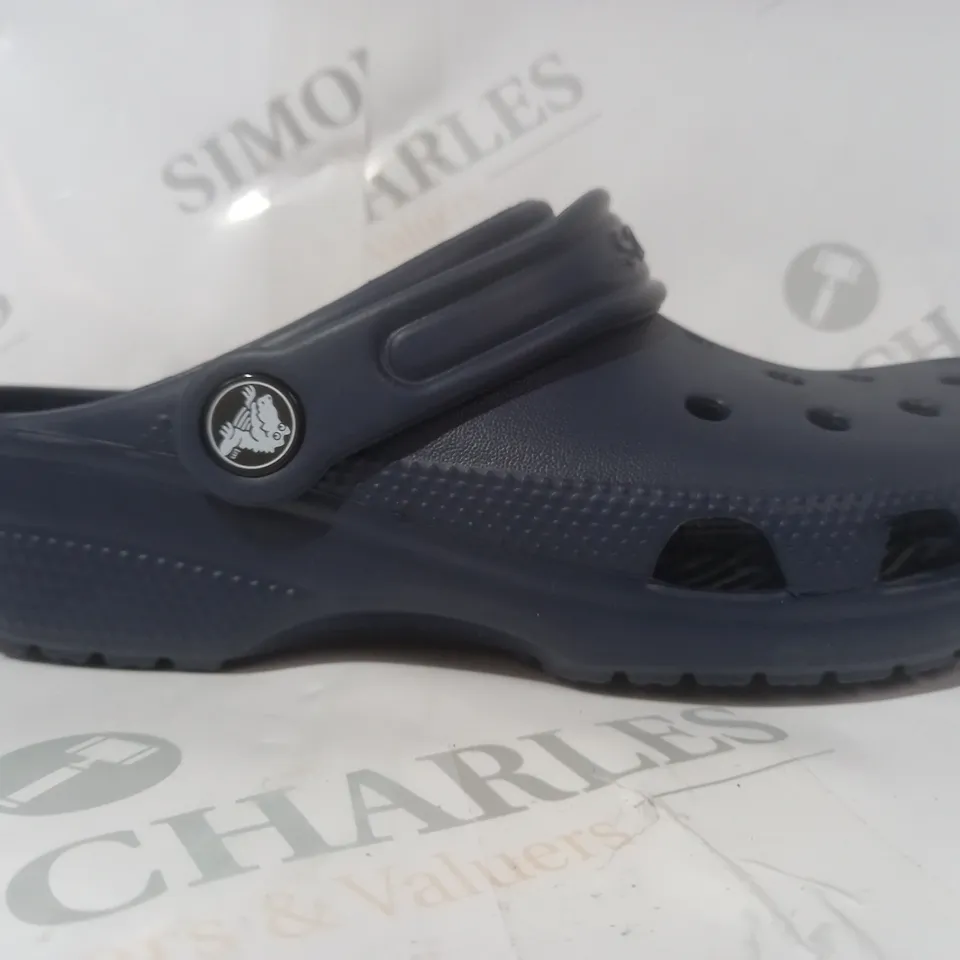 BOXED PAIR OF CROCS CLASSIC KIDS CLOGS IN NAVY UK SIZE J3