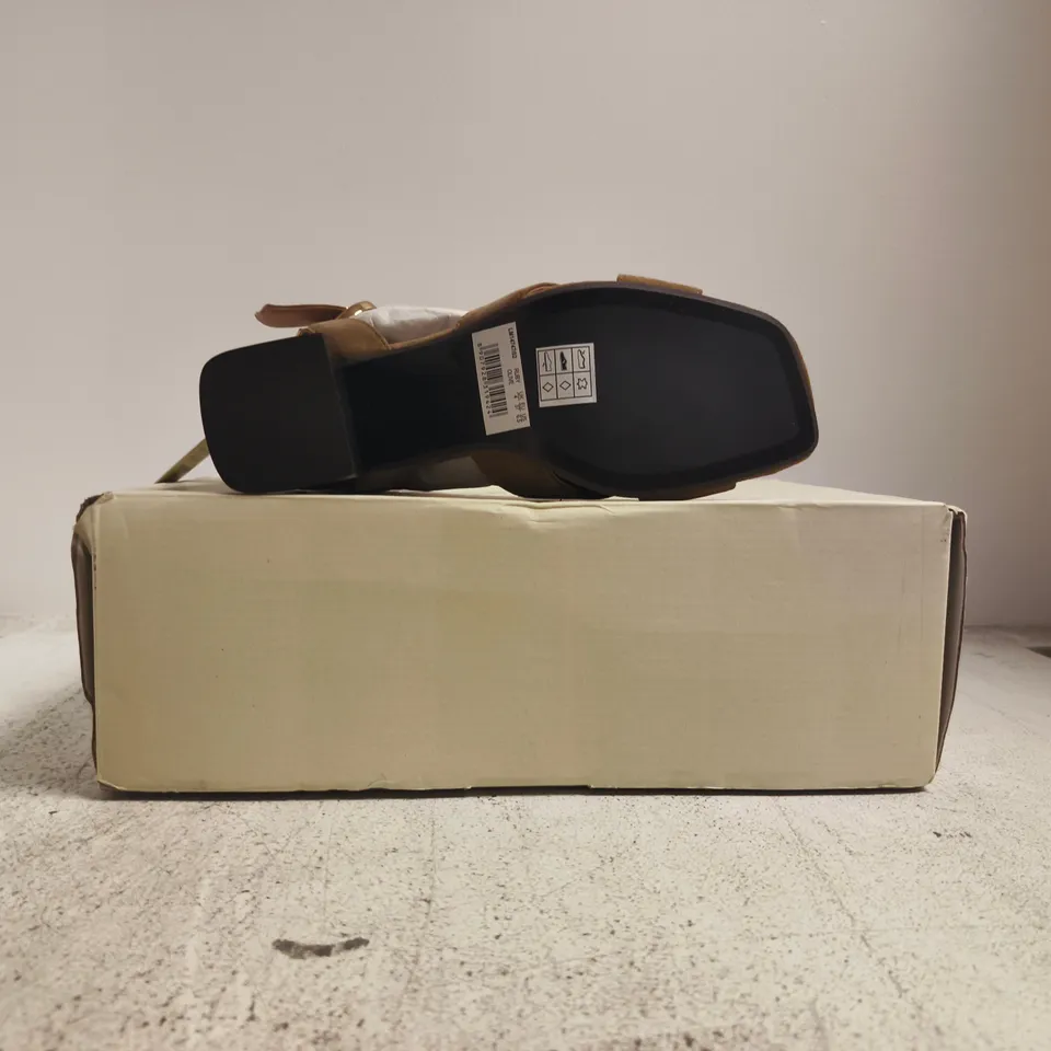 BOXED PAIR OF OFF THE HOOK RUBY OPEN TOE BLOCK HEEL SANDALS IN OLIVE SIZE UK 4