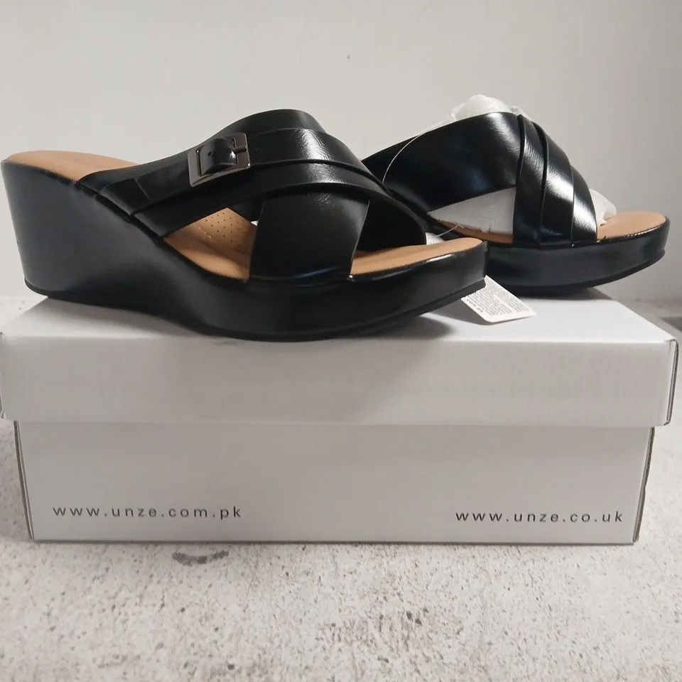BOXED PAIR OF UNZE OPEN TOE WEDGE SANDALS IN BLACK SIZE UK 5