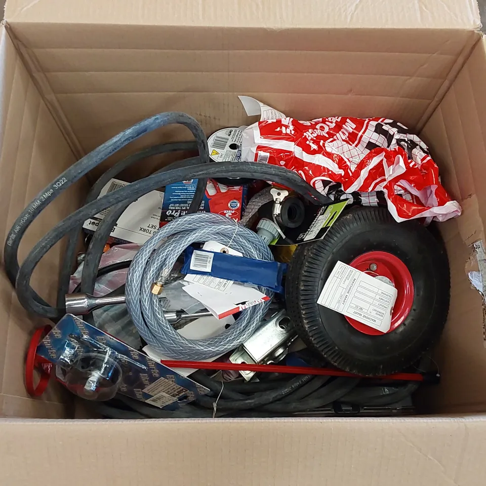 BOX OF ASSORTED TOOLS TO INCLUDE: 6AMP BATTERY CHARGER, SINGLE BARREL FOOTPUMP, EXTRA LONG TORCH SOCKET BIT SET, TWIN CONNECTOR AIRLINE TYRE INFLATOR WITH PRESSURE GAUGE ECT