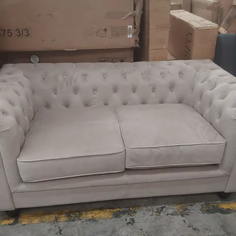 QUALITY DESIGNER VELVET UPHOLSTERED 2-SEATER CHESTERFIELD SOFA