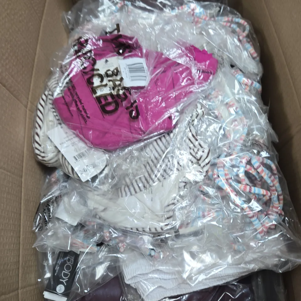 APPROXIMATELY 15 ASSORTED CLOTHING ITEMS IN VARIOUS SIZES, COLOURS & STYLES