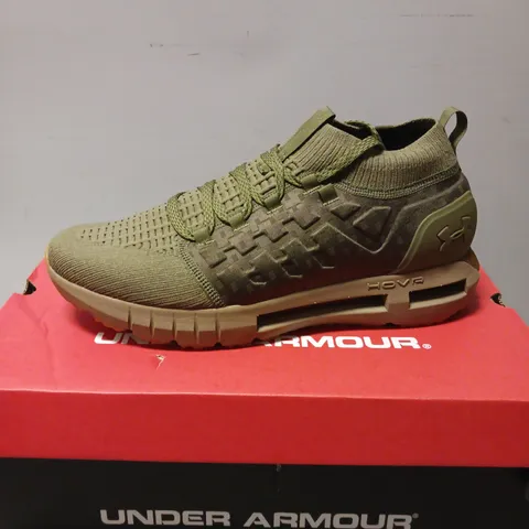 BOXED PAIR OF UNDER ARMOUR PHANTOM 1 TRAINERS, OLIVE GREEN - UK SIZE 12