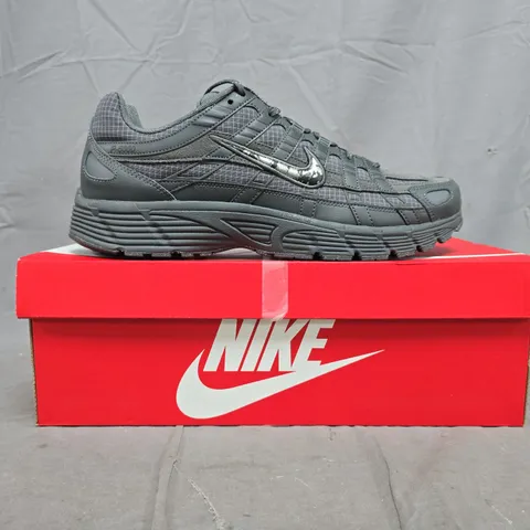 BOXED PAIR OF NIKE P-6000 PRM SHOES IN GREY/SILVER SIZE UK 12