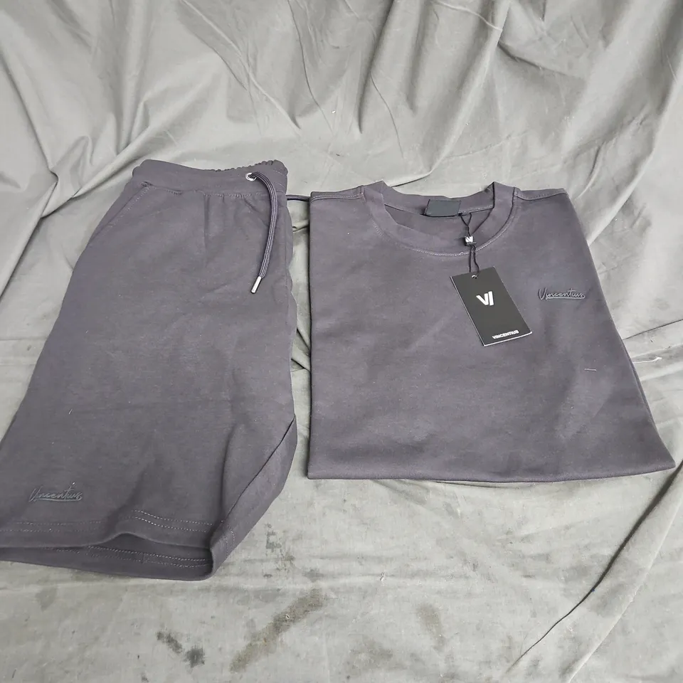 VINCENTIUS MENS SCRIPT CREW TEE & SHORTS SET IN CHARCOAL SIZE L