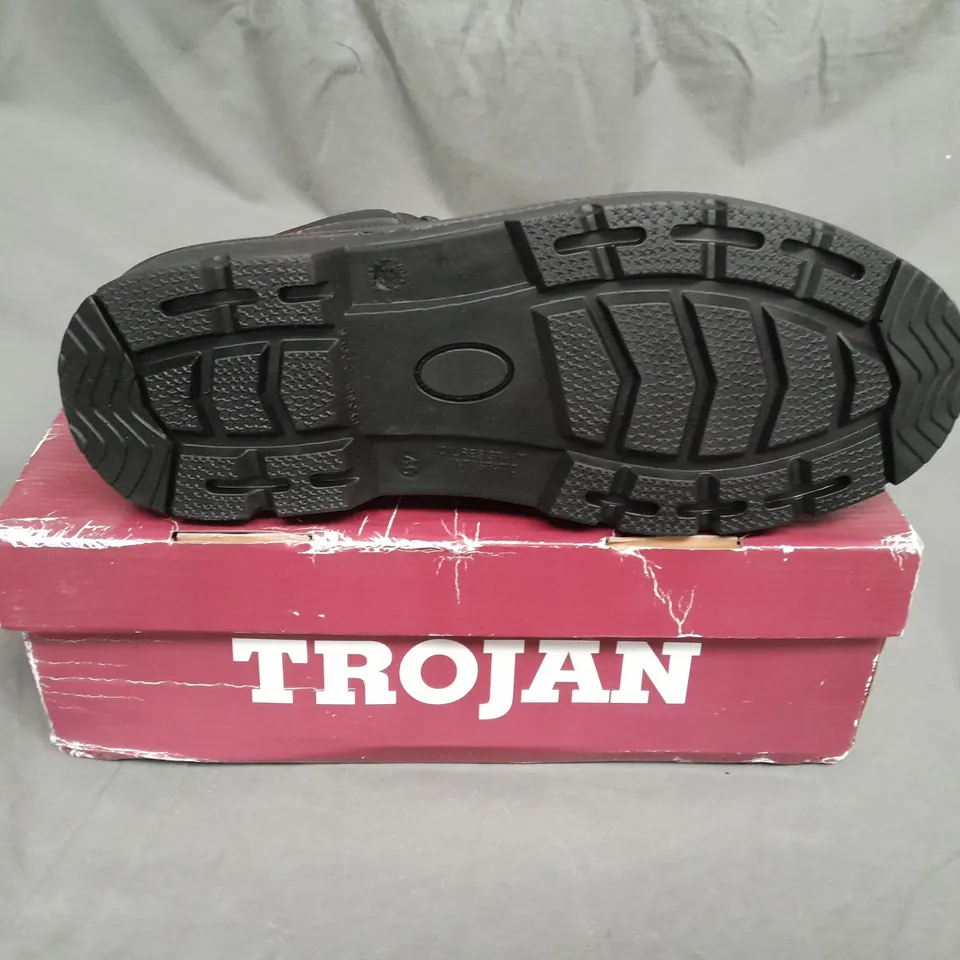 BOXED PAIR OF TROJAN LITES SAFETY BOOTS IN BLACK - SIZE 11