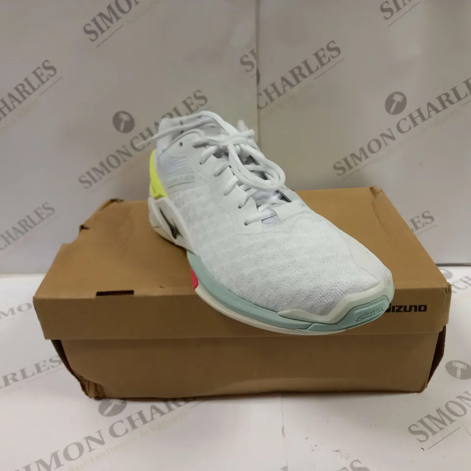 BOXED PAIR OF MIZUNO MIZ5299 WAVE STEALTH NEO WOMENS INDOOR TRAINERS UK SIZE 8 