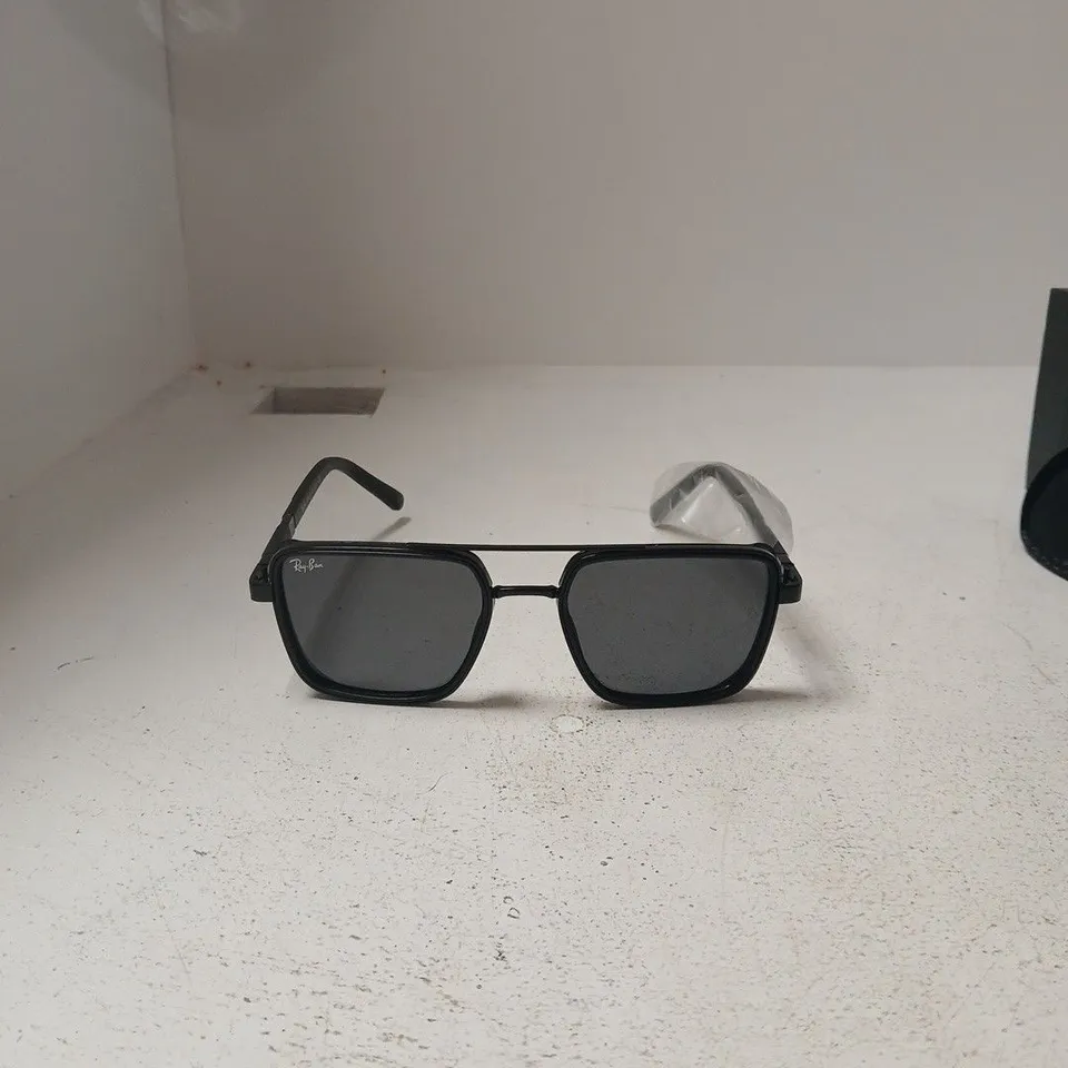 RAY-BAN SUNGLASSES – BLACK FRAME WITH HARD CASE