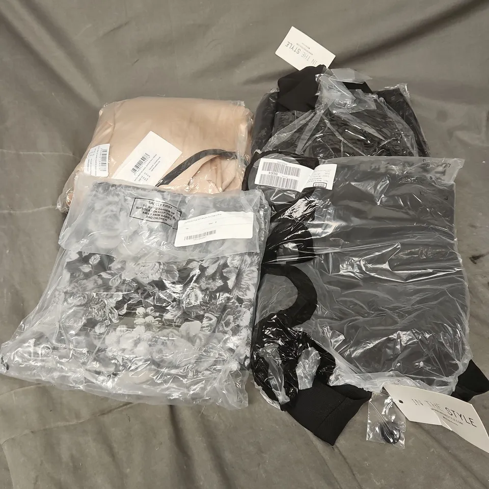 APPROXIMATELY 20 ASSORTED CLOTHING ITEMS IN VARIOUS STYLES AND SIZES 
