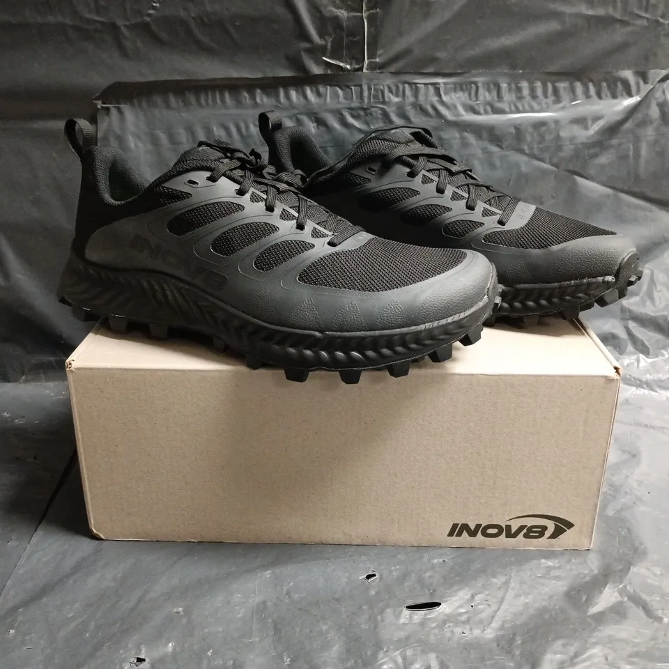 BOXED PAIR OF INOV8 MUDTALON WIFE-FIT TRAIL RUNNING SHOES IN BLACK SIZE UK 9.5