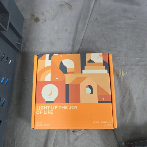 TOTE OF APPROXIMATELY 15 ASSORTED ITEMS TO INCLUDE: FAIRY LIGHTS AND RUBBISH BAGS 