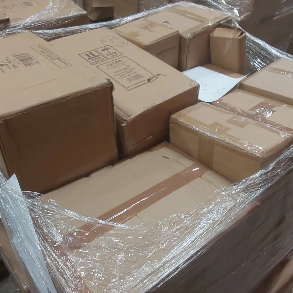 PALLET CONTAINING A VERY LARGE QUANTITY OF ASSORTED LIGHTING ITEMS