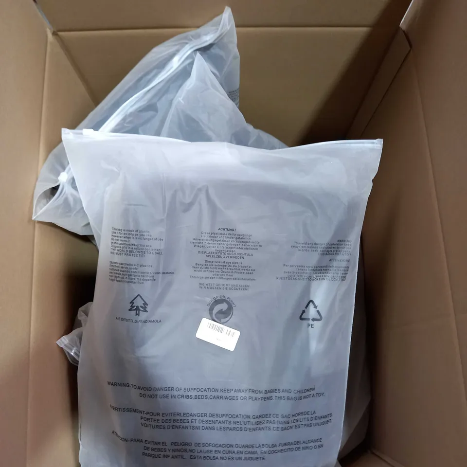 LOT OF APPROXIMATELY 7 PORTABLE INSULATED CARRY BAGS
