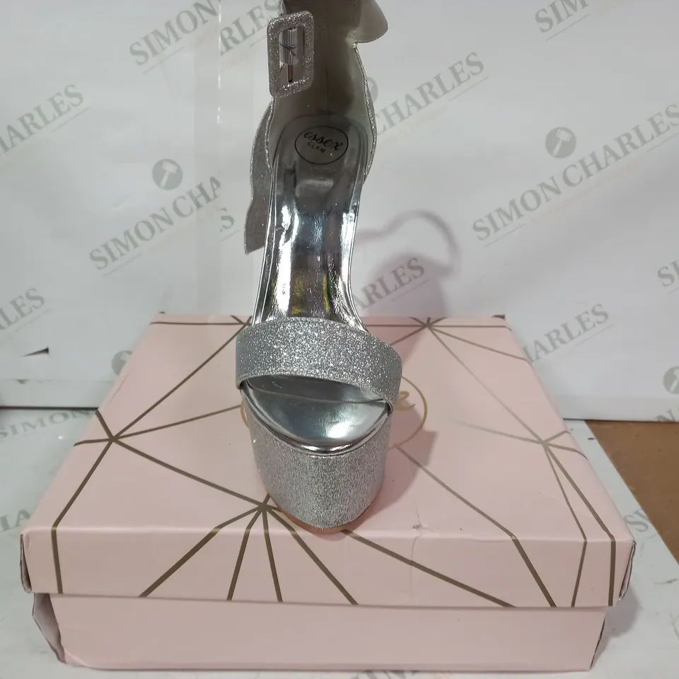 BOXED PAIR OF ESSEX GLAM OPEN TOE PLATFORM HIGH HEELS IN METALLIC SILVER SOLOUR W. GLITTER EFFECT EU SIZE 40
