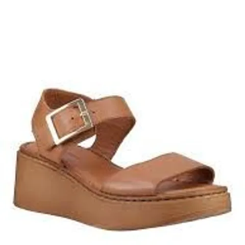 BOXED PAIR OF HUSH PUPPIES BEATRIX WEDGE SANDALS - UK SIZE 8 - TAN