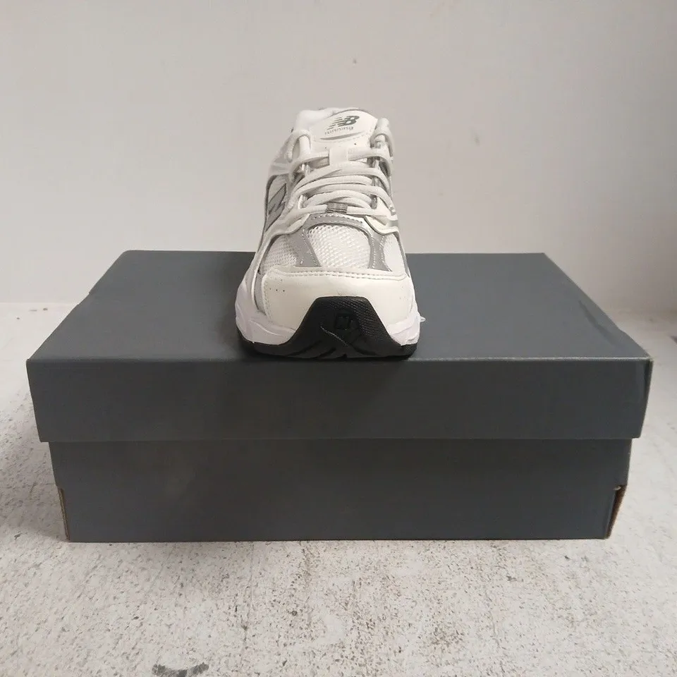 BOXED PAIR OF NEW BALANCE 530 TRAINERS IN WHITE/SILVER SIZE UK 4