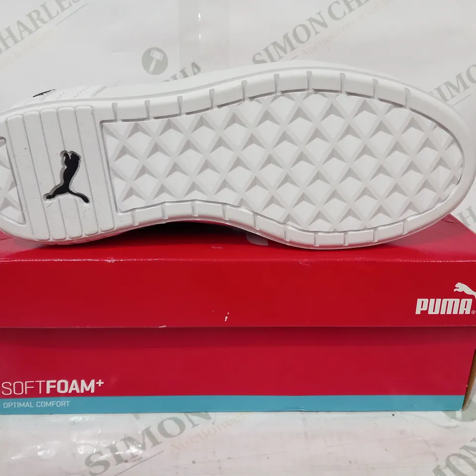 BOXED PAIR OF PUMA SMASH PLATFORM V2 SHOES IN WHITE/BLACK UK SIZE 6