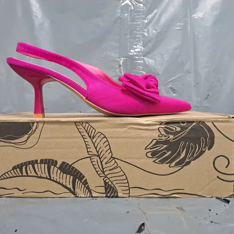 BOXED PAIR OF UNBRANDED POINTED TOE HEELED SLINGBACK SANDALS IN FUCHSIA W. BOW DETAIL SIZE EU 38