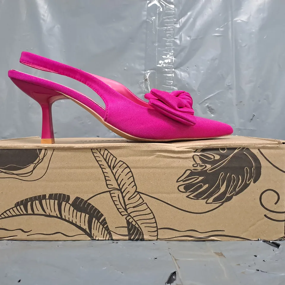 BOXED PAIR OF UNBRANDED POINTED TOE HEELED SLINGBACK SANDALS IN FUCHSIA W. BOW DETAIL SIZE EU 38
