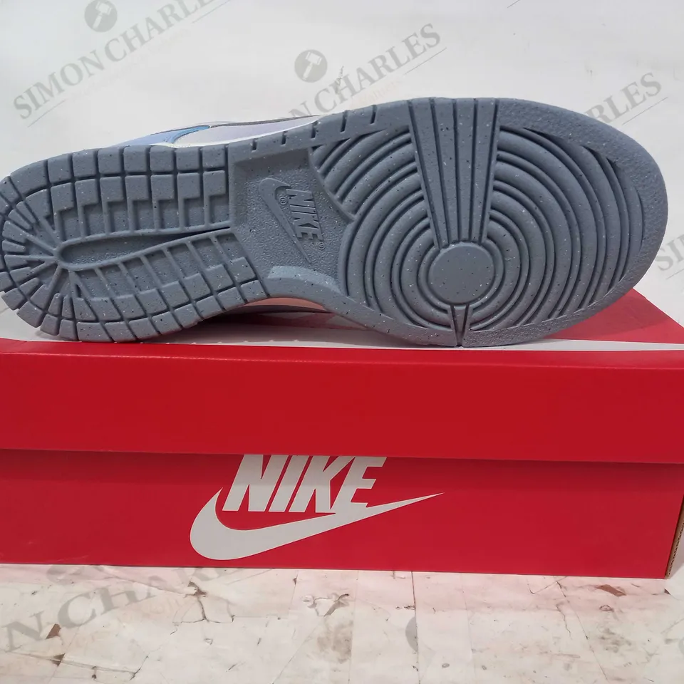 BOXED PAIR OF NIKE DUNK LOW SHOES IN BLUE/VIOLET/GREY UK SIZE 7
