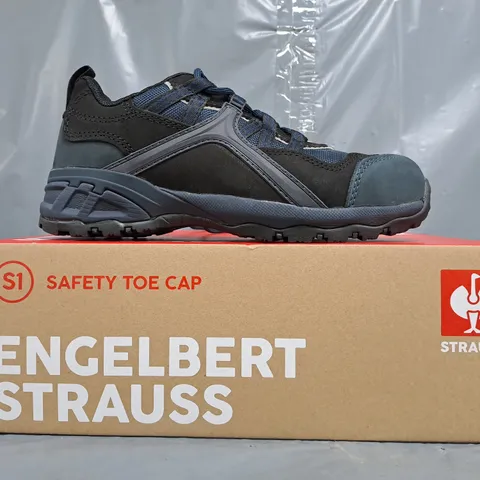 BOXED PAIR OF STRAUSS SAFETY TOE CAP SHOES IN BLACK/NAVY SIZE UK 6