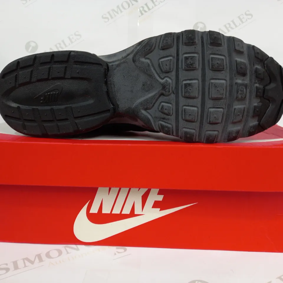 BOXED PAIR OF NIKE AIR MAX INVIGOR SHOES IN BLACK UK SIZE 8