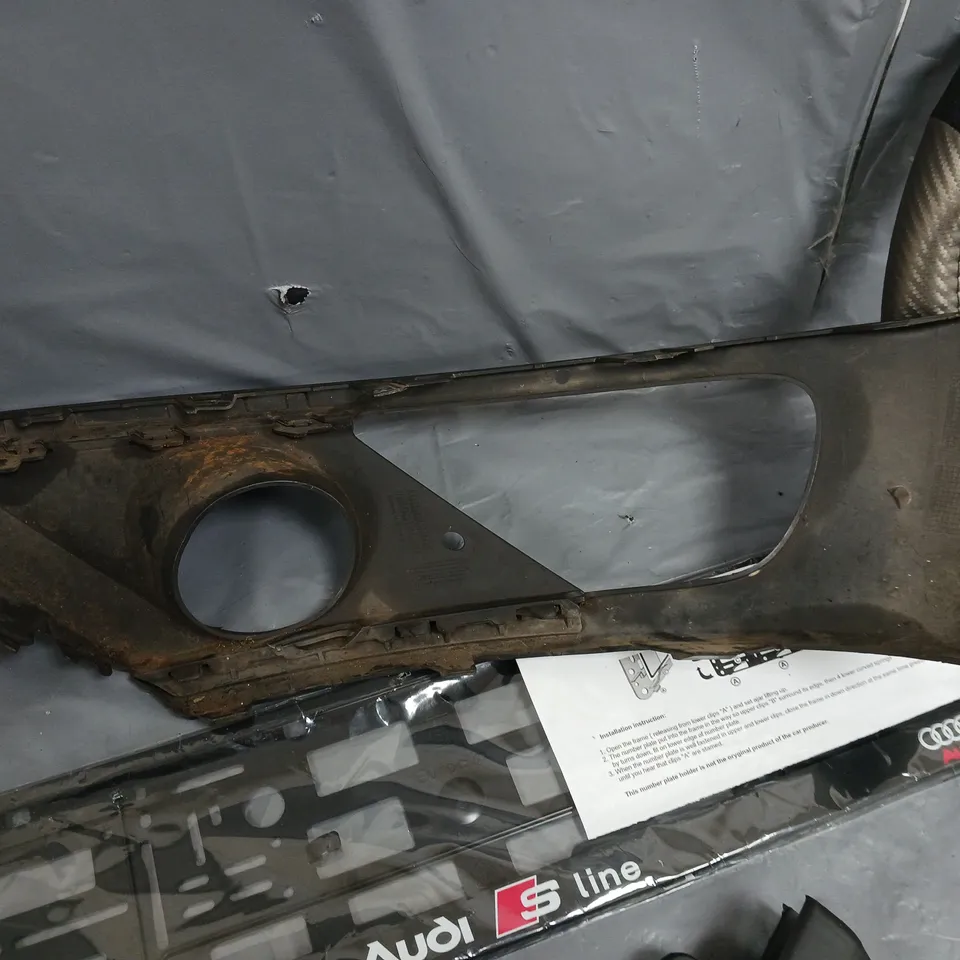 FIVE ASSORTED CAR PARTS TO INCLUDE; VOLVO V50 DOOR LOCK, AUDI S-LINE LICENCE PLATE HOLDER AND STERRING WHEEL COVER