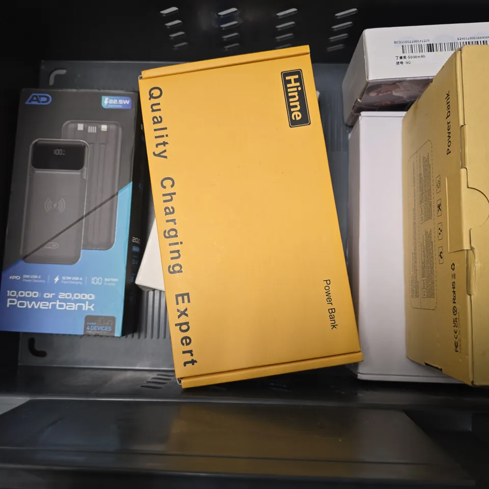 APPROXIMATELY 8 ASSORTED ITEMS TO INCLUDE - AD 10000MAH POWER BANK , SMART BATTERY CASE 