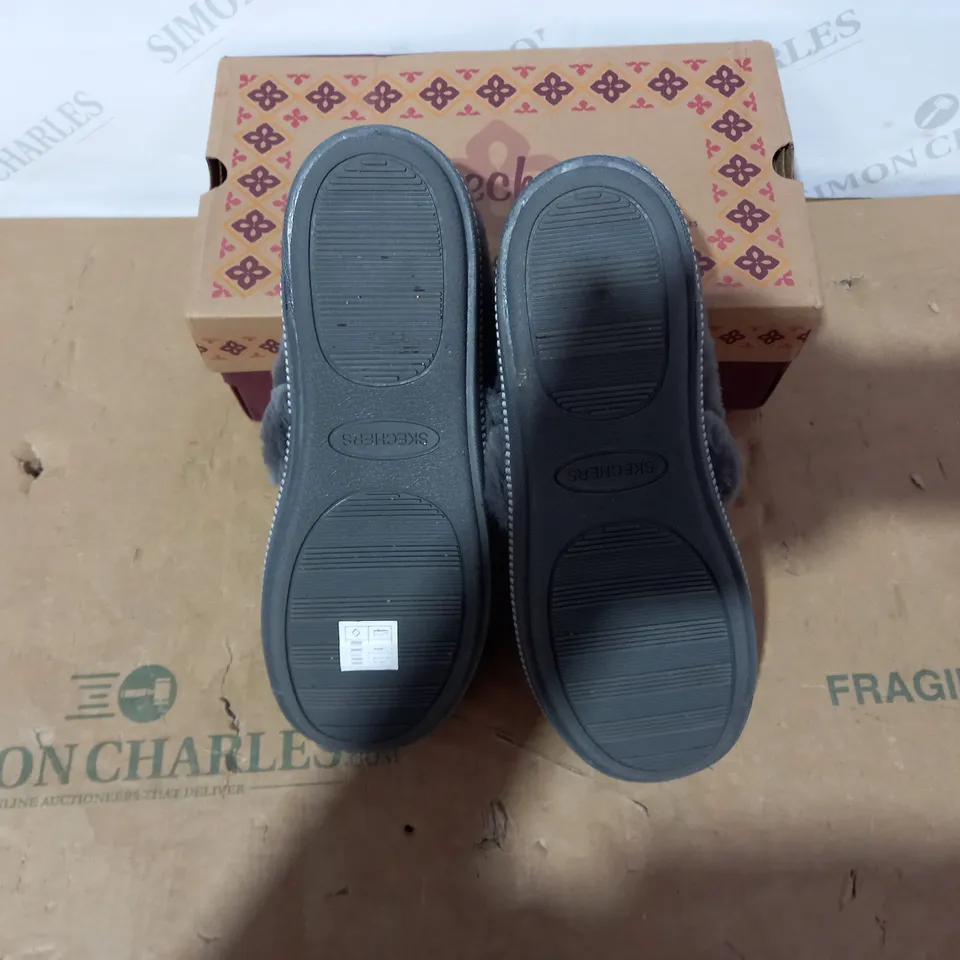 BOXED PAIR OF SKECHERS SLIPPERS - SIZE 7