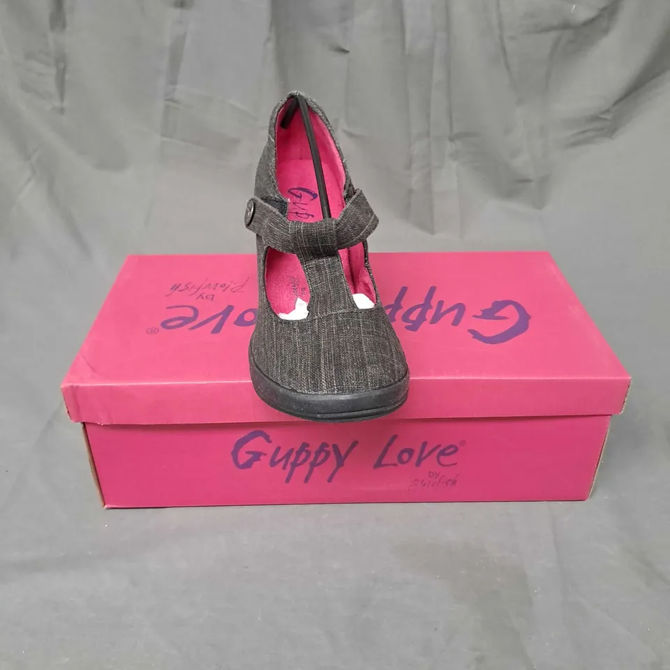 BOX OF APPROXIMATELY 6 PAIRS OF GUPPY LOVE WEDGE SHOES IN BLACK SIZE 7