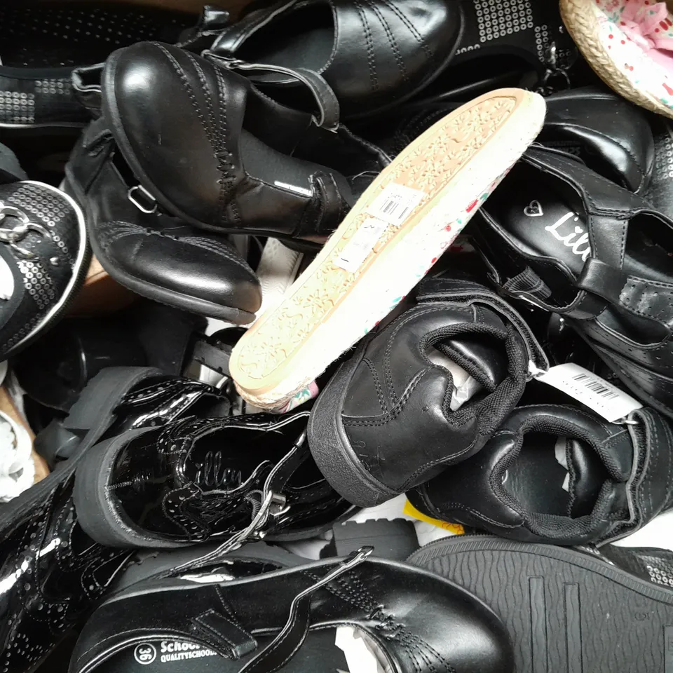 BOX OF APPROX 32 ASSORTED KIDS SHOES IN VARIOUS SIZES & COLOURS 