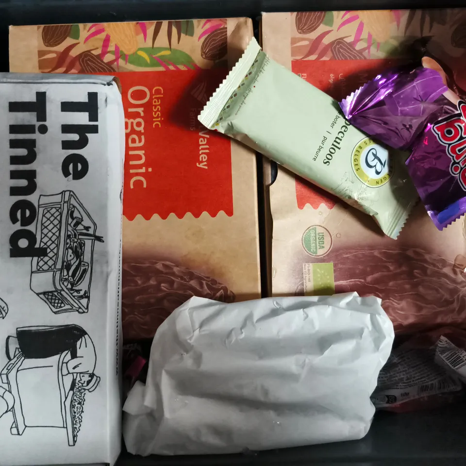 BOX OF APPROXIMATELY 10 ASSORTED FOOD AND DRINK ITEMS TO INCLUDE RING POP, LEONIDAS CHOCOLATE, ETC
