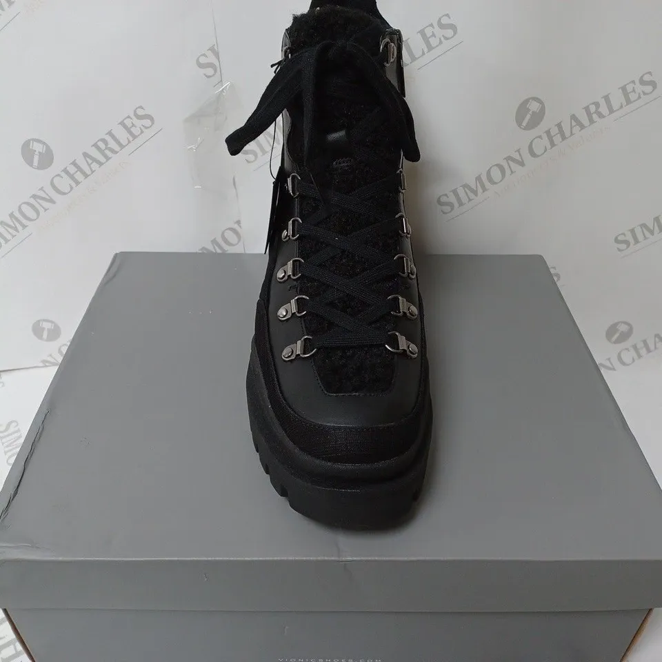 BOXED PAIR OF VIONIC JAXEN HIKER BOOTS BLACK SIZE 6