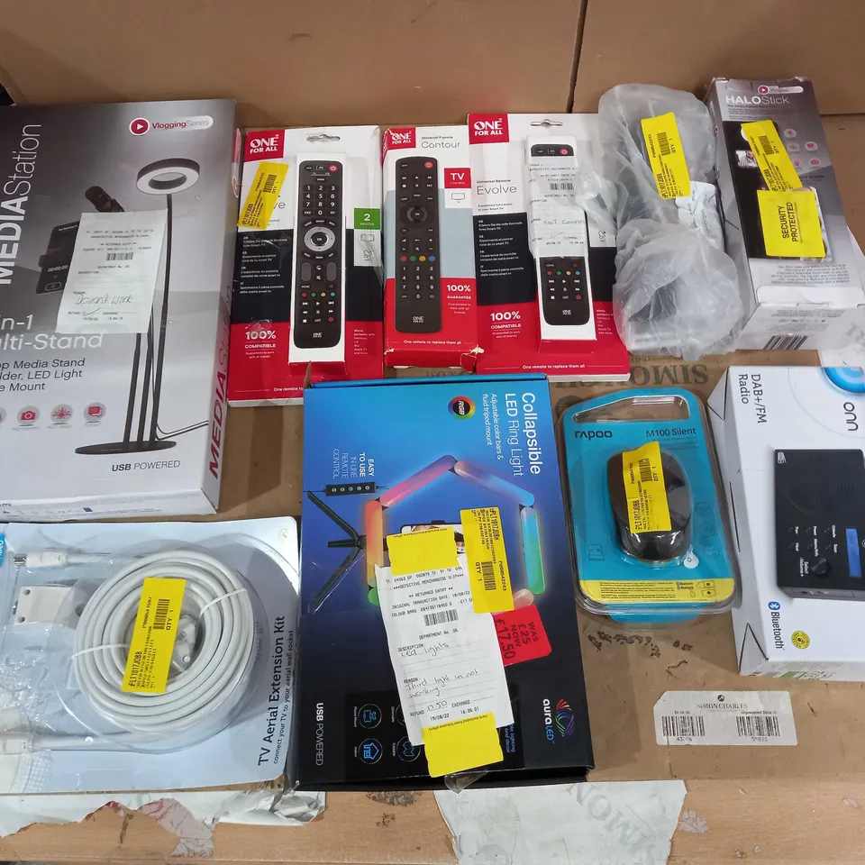 LOT OF APPROX 10 ASSORTED TECH ITEMS TO INCLUDE TV REMOTES, VLOGGING LIGHTS, TV CABLE ETC