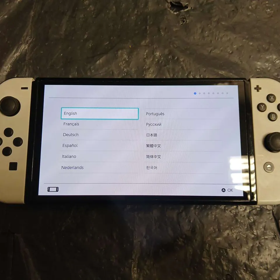 BOXED NINTENDO SWITCH OLED HANDHELD GAMES CONSOLE - HEG-001