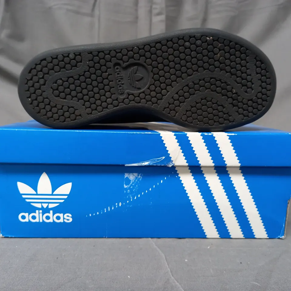 PAIR OF ADIDAS STAN SMITH KIDS SHOES IN BLACK UK SIZE 13.5