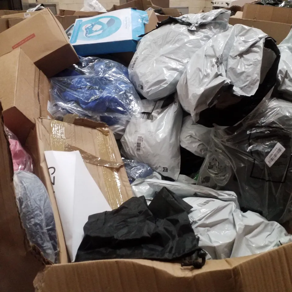 PALLET CONTAINING ASSORTED GARDEN HOSES & INFLATABLES