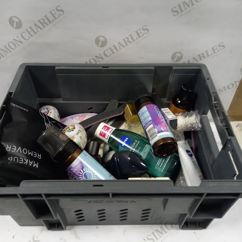 LOT TO CONTAIN APPROXIMATELY 25 WOMENS SKINCARE AND BEAUTY PRODUCTS, INCLUDES SKIN CLEAR, MAKEUP AND NAIL FILES 