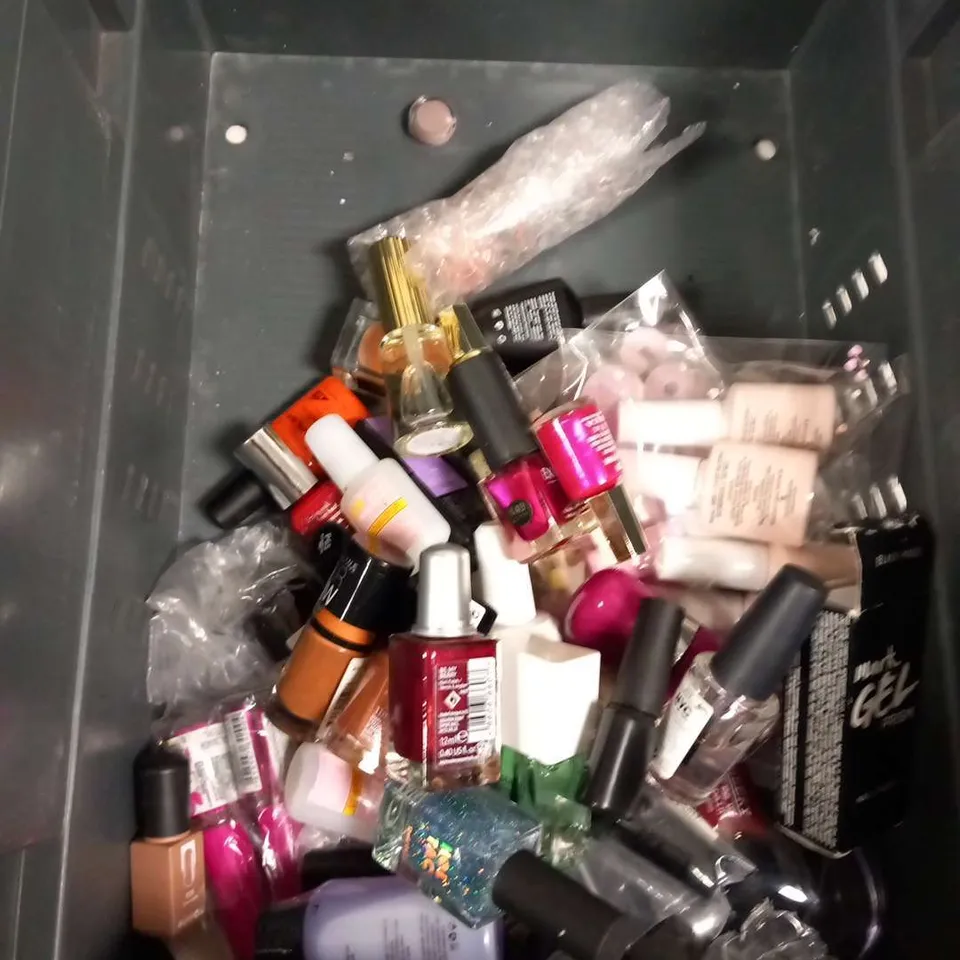 APPROXIMATELY 90 ASSORTED NAIL VARNISH/GELS TO INCLUDE; DR LEWINNS, CANNIN, PRESTON GEL, TROPICS, CANDY COAT, MAYBELLINE,  MAGPIE AND JIA SPACE