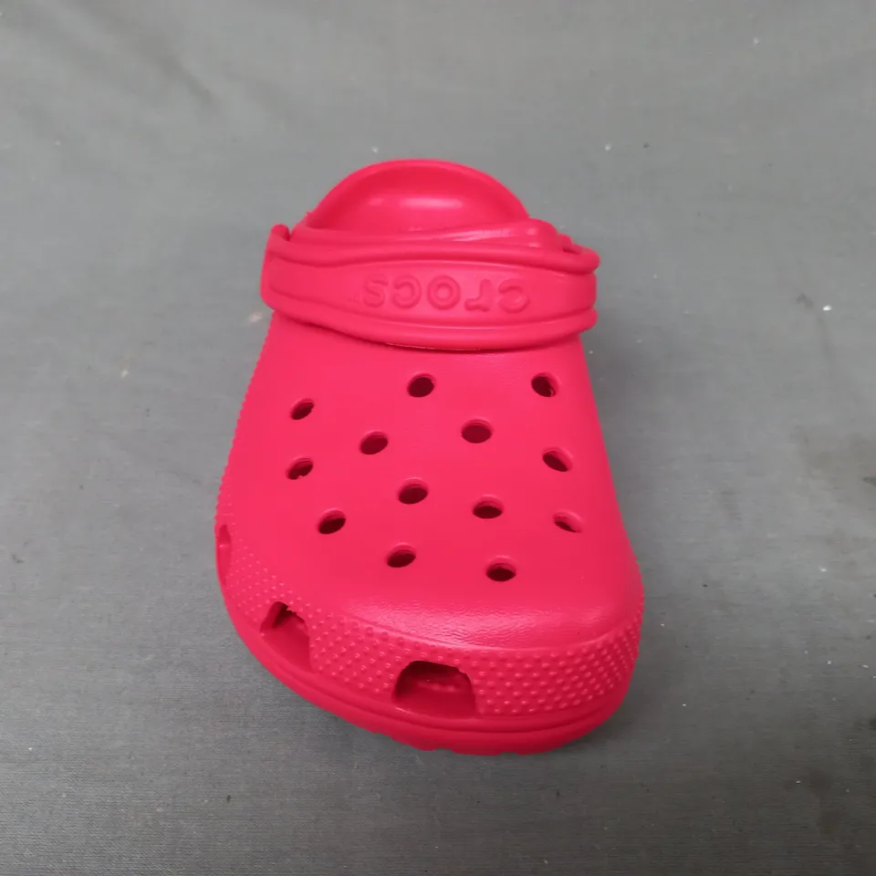 BOXED PAIR OF CROCS CLASSIC KIDS CLOGS IN RED UK SIZE J3