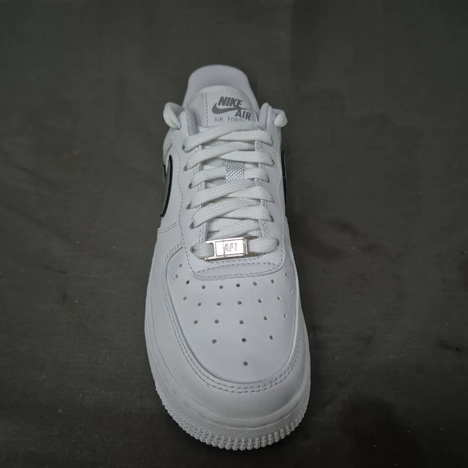 BRAND NEW BOXED PAIR OF NIKE WOMEN'S AIR FORCE 1 '07 ESS SHOES IN WHITE/METALLIC SILVER UK SIZE 4.5