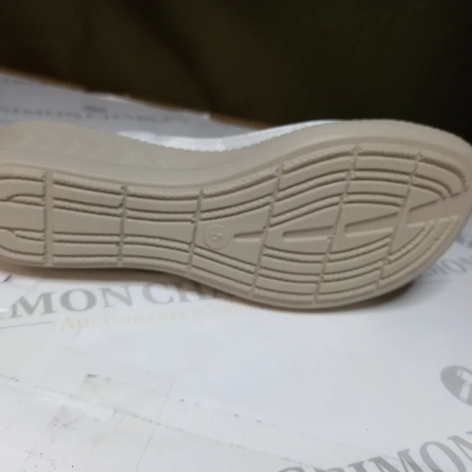 BOXED CUSHION WALK OPEN TOE PLATFORM SANDALS - SIZE 5