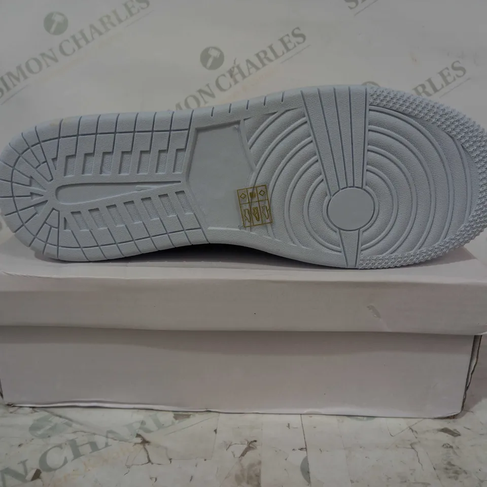 BOXED PAIR OF NIKE AIR SHOES IN GREY/WHITE UK SIZE 7