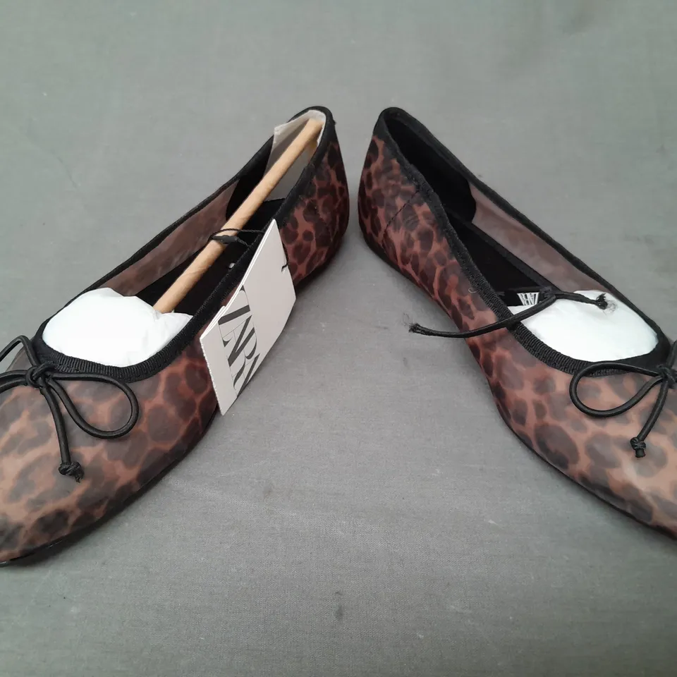 PAIR OF ZARA FLAT SLIP-ON SHOES IN LEOPARD PRINT EU SIZE 37