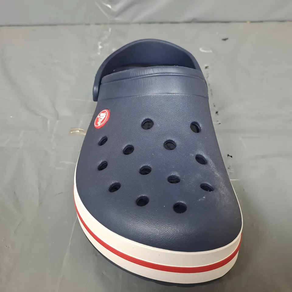 PAIR OF CROCS CROCBAND CLOGS IN NAVY - J5