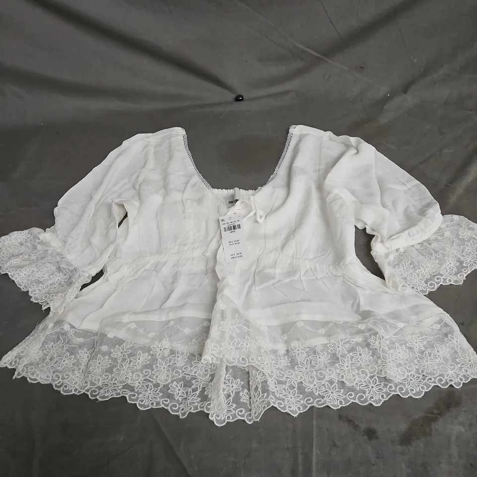 HOLLISTER LACE TRIM BLOUSE – WHITE, SIZE L