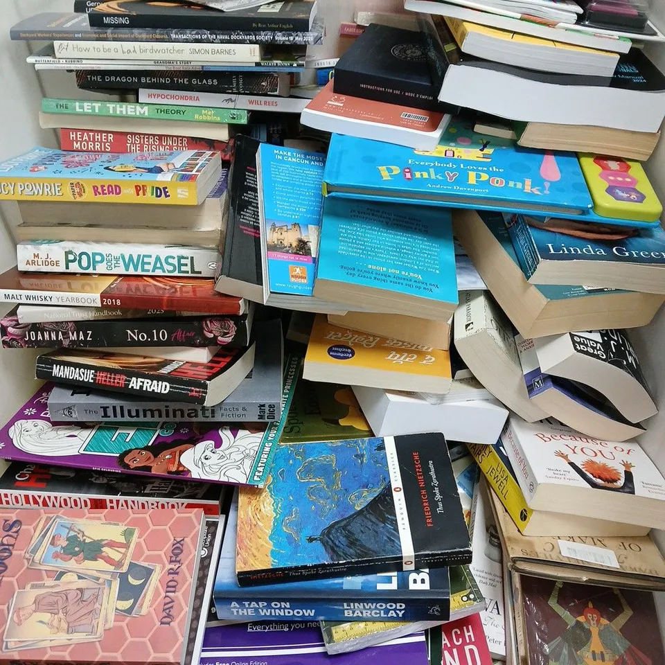 LARGE QUANTITY OF ASSORTED BOOKS TO INCLUDE FICTION & NON FICTION - COLLECTION ONLY
