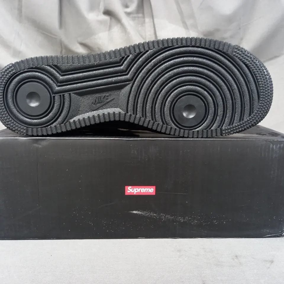 BOXED PAIR OF NIKE AIR FORCE 1 LOW SUPREME SHOES IN BLACK UK SIZE 9
