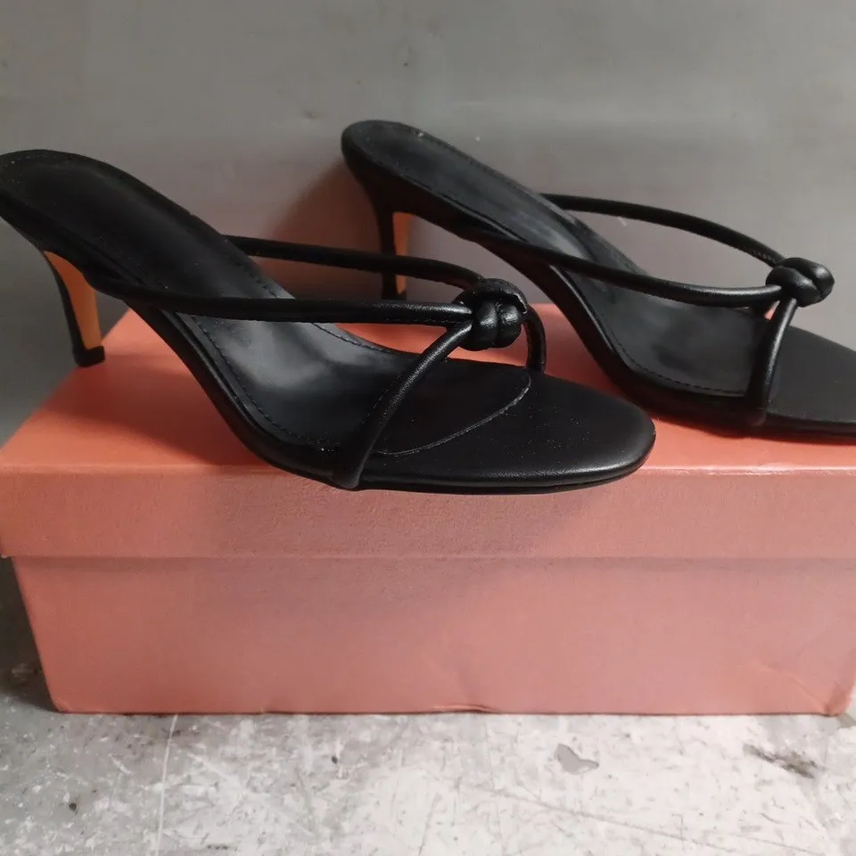 BOXED PAIR OF UNBRANDED OPEN TOE HEELED SANDALS IN BLACK SIZE EU 38