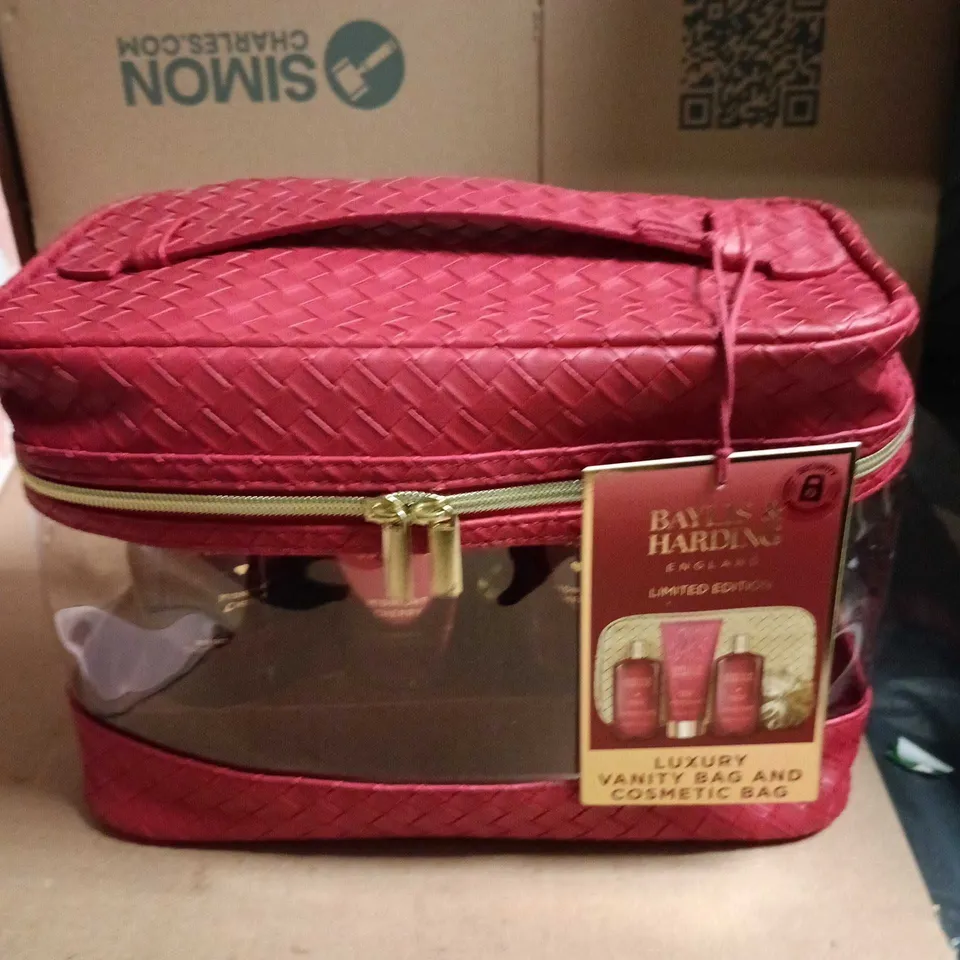 BAYLIS & HARDING LIMITED EDITION LUXURY VANITY BAG & COSMETIC BAG SET – RED QUILTED